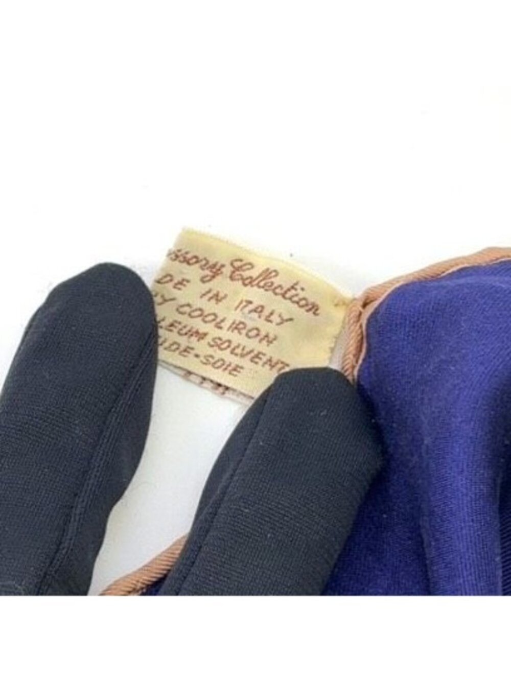 ★SOLD★ Gucci Collection Line Silk Navy Scarf - Picture 3 of 10